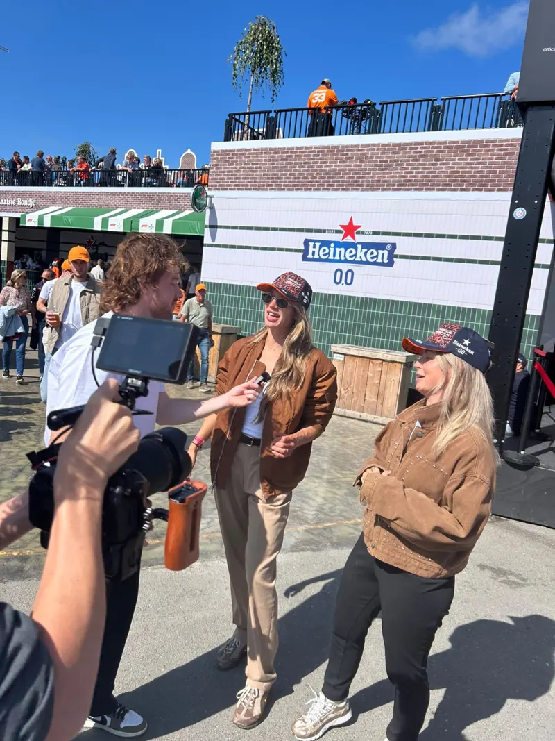 Desley van Betten met een cameraploeg bij een Heineken-opname