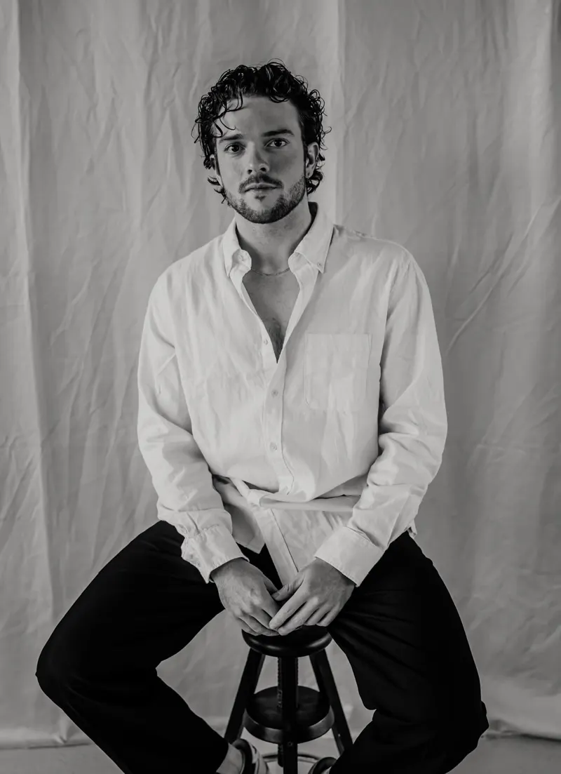 Zwart-witportret van Desley van Betten op een kruk
