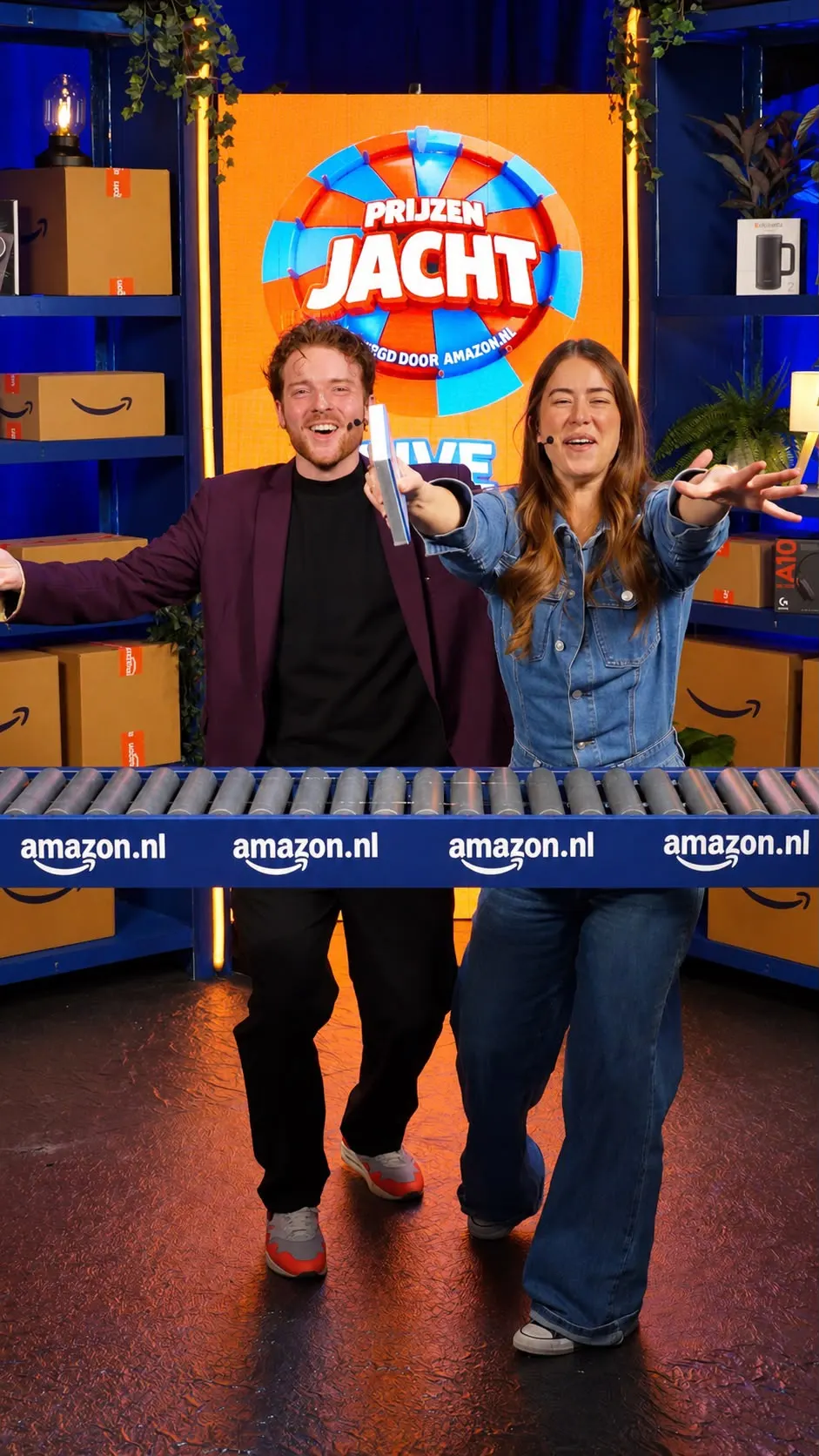 Desley van Betten met copresentator op de set van Prijzenjacht Live