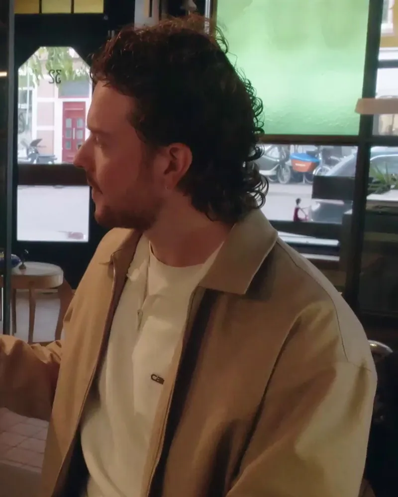 Desley van Betten interviewt iemand in een tattooshop voor Straatpraat